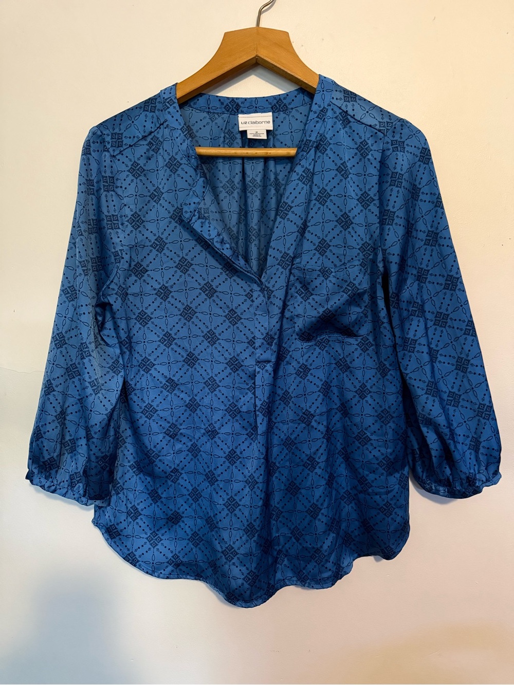 Liz Claiborne geometric print blouse V-neckline 3/4 sleeves